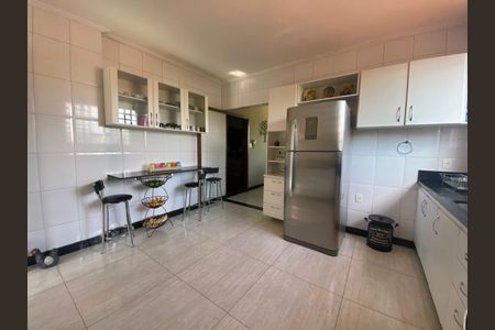 Casa à venda com 194m², 4 quartos e 4 vagas