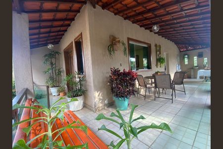 Casa à venda com 194m², 4 quartos e 4 vagas