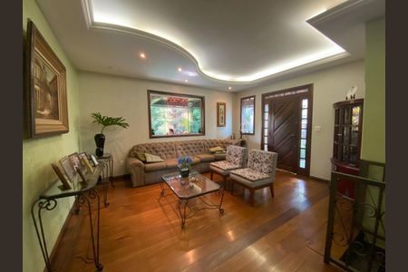 Casa à venda com 194m², 4 quartos e 4 vagas