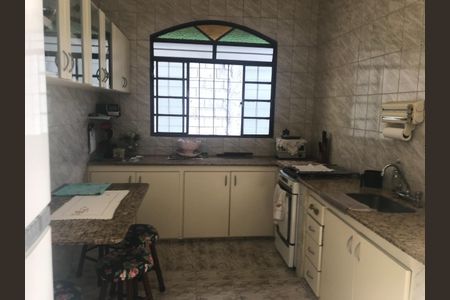 Casa à venda com 140m², 2 quartos e 8 vagas