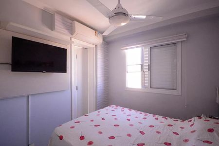 Quarto com cama de solteiro, TV e ar condicionado, com uma janela grande e iluminado por luz natural. de apartamento à venda com 4 quartos, 64m² em Vila Moraes, São Paulo