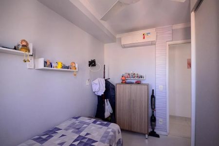 Quarto simples com cama, móveis e decoração minimalista, com um ar condicionado no teto. de apartamento à venda com 4 quartos, 64m² em Vila Moraes, São Paulo
