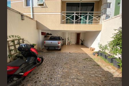 Casa à venda com 133m², 3 quartos e 4 vagas