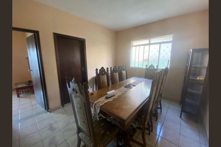 Casa à venda com 240m², 4 quartos e 4 vagas