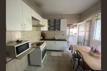 Casa à venda com 240m², 4 quartos e 4 vagas