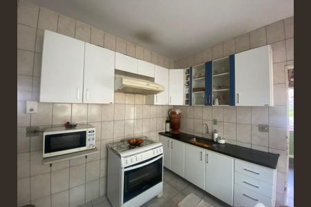 Casa à venda com 240m², 4 quartos e 4 vagas