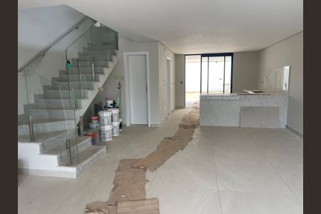 Casa à venda com 3 quartos, 150m² em Cabral, Contagem
