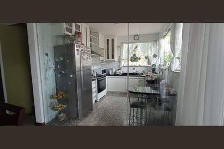 Casa de condomínio à venda com 363m², 4 quartos e 4 vagas