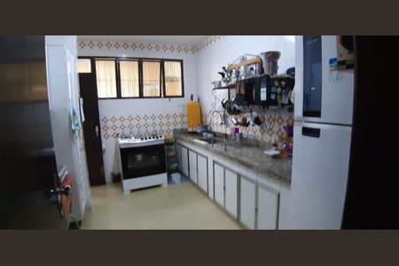 Casa à venda com 4 quartos, 250m² em São João Batista, Belo Horizonte