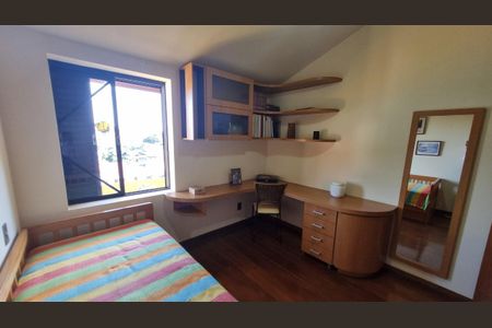Casa de condomínio à venda com 388m², 4 quartos e 4 vagas