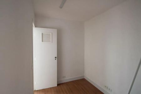 Apartamento à venda com 84m², 3 quartos e 1 vaga Apartamento à venda com 84m², 3 quartos e 1 vagaPorta de entrada com iluminação natural e piso de madeira.