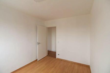 Apartamento à venda com 84m², 3 quartos e 1 vaga Apartamento à venda com 84m², 3 quartos e 1 vagaQuarto com porta fechada e piso de madeira, iluminado por luz natural.