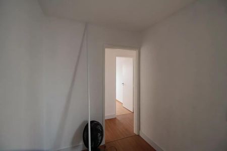 Apartamento à venda com 84m², 3 quartos e 1 vaga Apartamento à venda com 84m², 3 quartos e 1 vagaParede branca e porta aberta, com um ventilador no canto esquerdo.