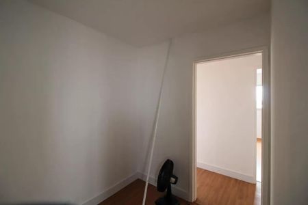 Apartamento à venda com 84m², 3 quartos e 1 vaga Apartamento à venda com 84m², 3 quartos e 1 vagaParede branca e porta aberta, com um vaso sanitário no canto, e um chão de madeira