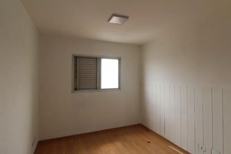 Apartamento à venda com 84m², 3 quartos e 1 vaga Apartamento à venda com 84m², 3 quartos e 1 vagaJanela com persianas de madeira e iluminação natural, ambiente simples e limpo.