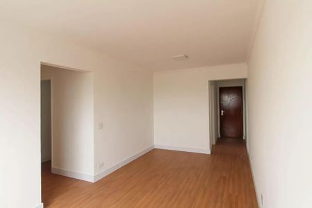 Apartamento à venda com 84m², 3 quartos e 1 vaga Apartamento à venda com 84m², 3 quartos e 1 vagaEspaço de entrada com piso de porcelanato e porta de madeira.