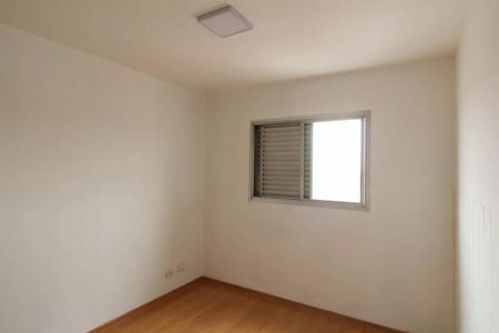 Apartamento à venda com 84m², 3 quartos e 1 vaga Apartamento à venda com 84m², 3 quartos e 1 vagaQuarto com piso de madeira e janela pequena, iluminado por luz natural e com iluminação boa.