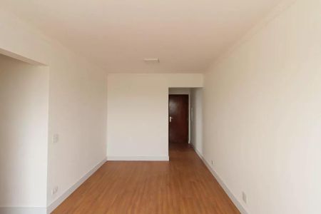 Apartamento à venda com 84m², 3 quartos e 1 vaga Apartamento à venda com 84m², 3 quartos e 1 vagaEspaço de entrada com piso de porcelanato e porta de madeira, iluminado por lámpadas de LED.