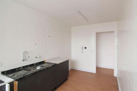Apartamento à venda com 84m², 3 quartos e 1 vaga Apartamento à venda com 84m², 3 quartos e 1 vagaCozinha com pia e armários em madeira e granito, com iluminação adequada.