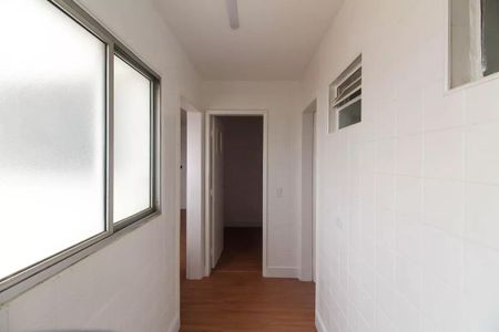 Apartamento à venda com 84m², 3 quartos e 1 vaga Apartamento à venda com 84m², 3 quartos e 1 vagaCorredor com piso de madeira e janelas com vidros opacos.