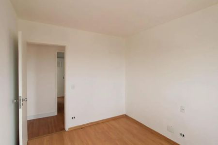 Apartamento à venda com 84m², 3 quartos e 1 vaga Apartamento à venda com 84m², 3 quartos e 1 vagaQuarto com porta de vidro e piso de madeira, iluminado por luz natural.
