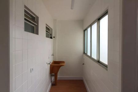 Apartamento à venda com 84m², 3 quartos e 1 vaga Apartamento à venda com 84m², 3 quartos e 1 vagaBanheiro com pia e janelas laterais, parede de azulejos brancos e piso de madeira