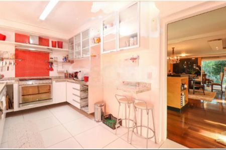 Casa à venda com 4 quartos, 300m² em Santo Amaro, São Paulo