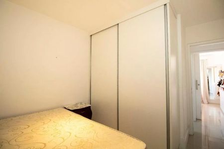 Quarto com cama e armários, com iluminação natural e boa qualidade de iluminação. de apartamento à venda com 4 quartos, 113m² em Indianópolis, São Paulo