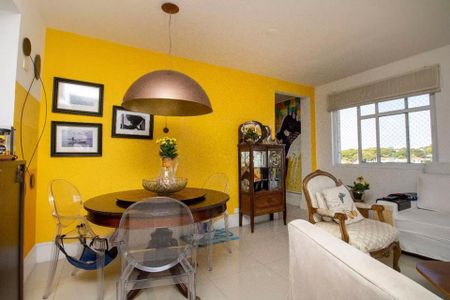 Sala com mesa de madeira, cadeiras de plástico e iluminação de teto, com vista para a cidade. de apartamento à venda com 4 quartos, 113m² em Indianópolis, São Paulo