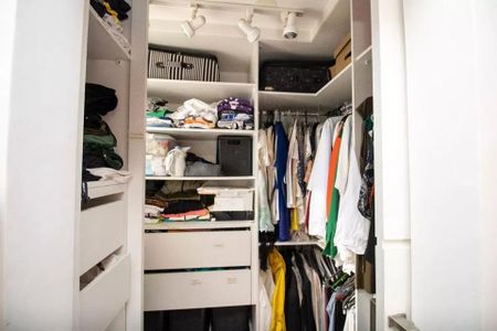 Cobertura com closet organizado e iluminado, com móveis brancos e iluminação adequada. de apartamento à venda com 4 quartos, 113m² em Indianópolis, São Paulo