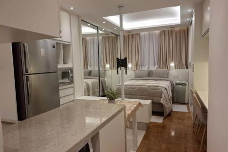 Quarto com cama de casal, ar condicionado, TV e armários, com vista para a cidade. de kitnet/studio à venda com 1 quarto, 38m² em Cerqueira César, São Paulo