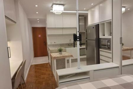 Cozinha com móveis brancos e iluminação adequada, com geladeira e fogão. de kitnet/studio à venda com 1 quarto, 38m² em Cerqueira César, São Paulo