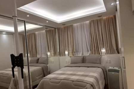 Quarto com cama de casal, cortinas, ar condicionado e TV montada na parede. de kitnet/studio à venda com 1 quarto, 38m² em Cerqueira César, São Paulo