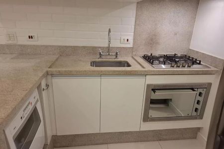 Cozinha com pia, fogão e geladeira, com móveis brancos e bancada de granito. de kitnet/studio à venda com 1 quarto, 38m² em Cerqueira César, São Paulo
