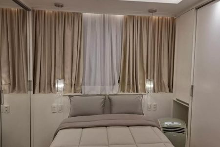 Quarto com cama, cortinas e ar condicionado, com iluminação adequada e decoração simples. de kitnet/studio à venda com 1 quarto, 38m² em Cerqueira César, São Paulo