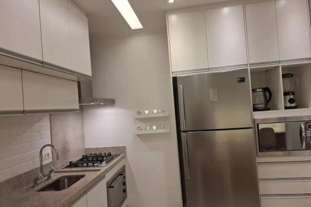 Cozinha com geladeira, fogão e pia, com iluminação adequada e móveis brancos. de kitnet/studio à venda com 1 quarto, 38m² em Cerqueira César, São Paulo