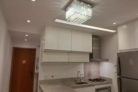 Cozinha com iluminação de luxo e equipamentos de cozinha modernos. de kitnet/studio à venda com 1 quarto, 38m² em Cerqueira César, São Paulo