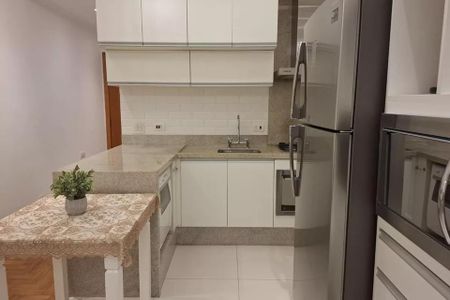 Cozinha com móveis brancos e granito, geladeira e fogão, iluminação boa e bem decorada. de kitnet/studio à venda com 1 quarto, 38m² em Cerqueira César, São Paulo