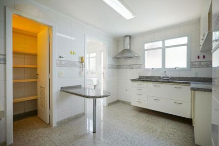 Casa à venda com 330m², 4 quartos e sem vaga