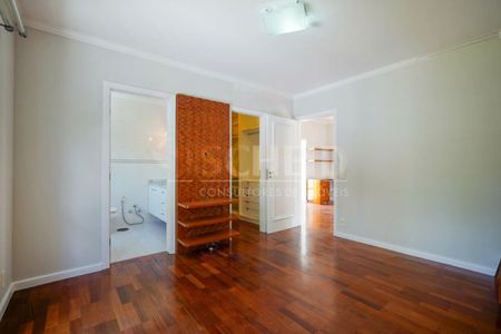 Casa à venda com 330m², 4 quartos e sem vaga