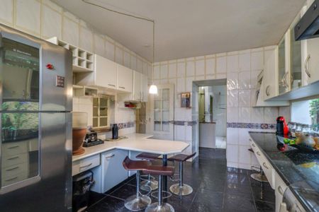 Casa à venda com 392m², 4 quartos e 4 vagas