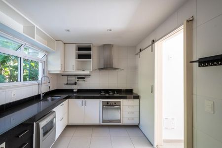 Casa à venda com 156m², 6 quartos e 2 vagas