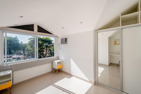 Casa à venda com 156m², 6 quartos e 2 vagas