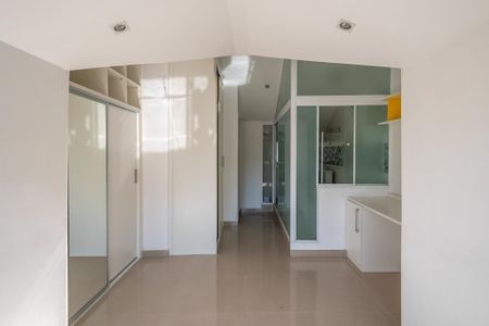 Casa à venda com 156m², 6 quartos e 2 vagas