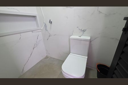 Casa de condomínio para alugar com 300m², 3 quartos e 3 vagas Casa de condomínio para alugar com 300m², 3 quartos e 3 vagasBanheiro de serviço
