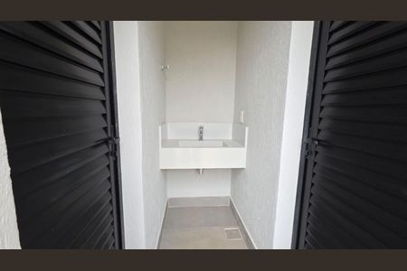 Casa de condomínio para alugar com 300m², 3 quartos e 3 vagas Casa de condomínio para alugar com 300m², 3 quartos e 3 vagasBanheiro de serviço