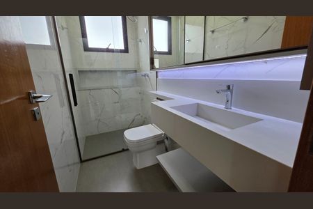 Casa de condomínio para alugar com 300m², 3 quartos e 3 vagas Casa de condomínio para alugar com 300m², 3 quartos e 3 vagasBanheiro da suíte