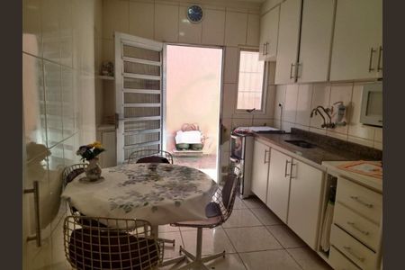 Casa à venda com 140m², 2 quartos e 8 vagas