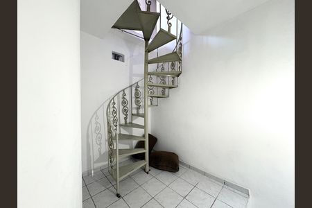 Casa à venda com 280m², 4 quartos e 2 vagas Casa à venda com 280m², 4 quartos e 2 vagasEscada