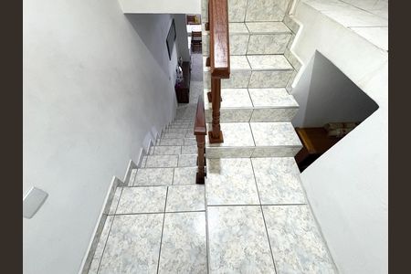 Casa à venda com 280m², 4 quartos e 2 vagas Casa à venda com 280m², 4 quartos e 2 vagasEscada